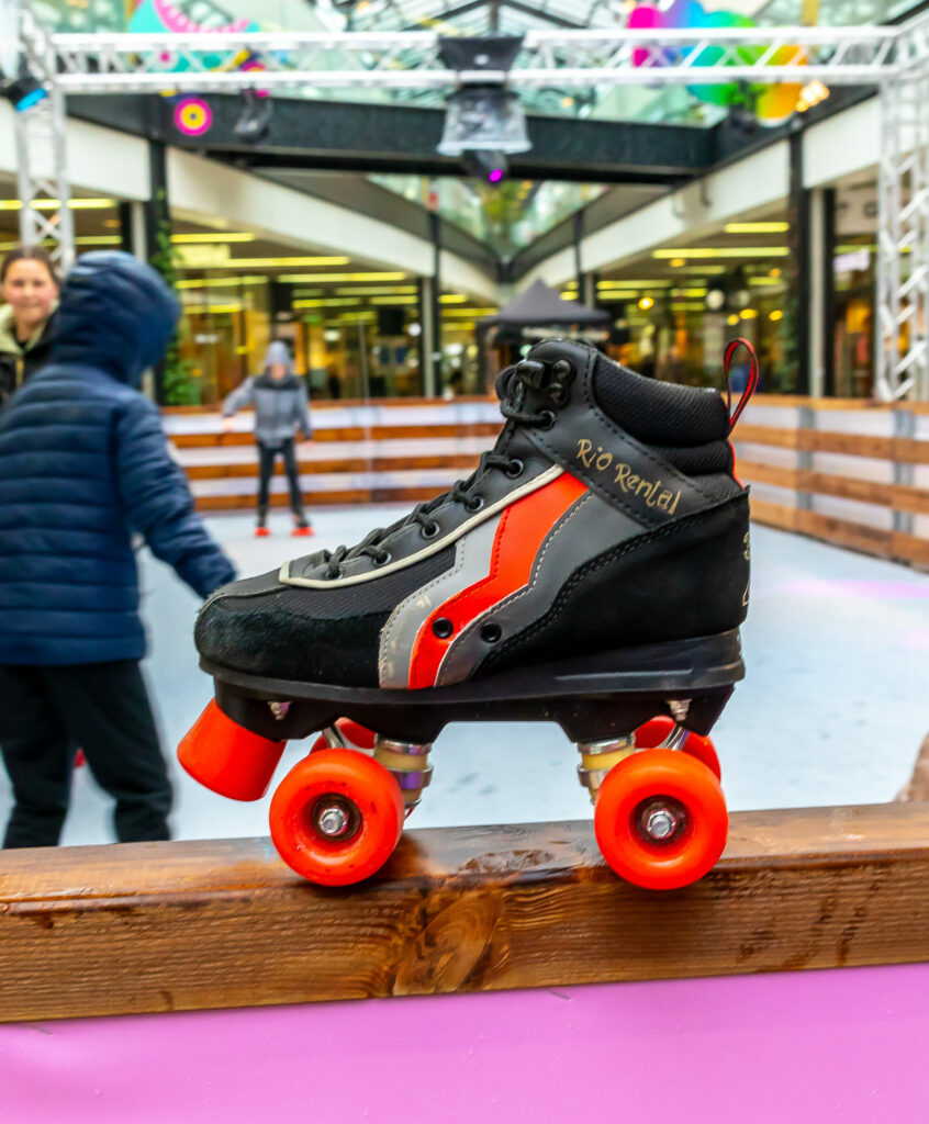 Patin quad rétro posé sur la barrière de la piste