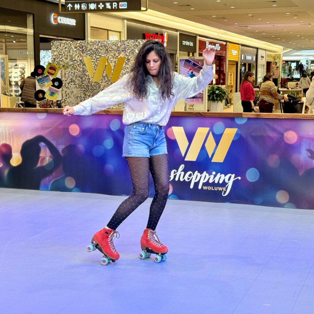 Patineuse en tenue disco dansant sur la piste roller disco