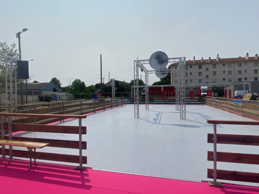 Piste roller disco en plein air lors d'une fête de ville