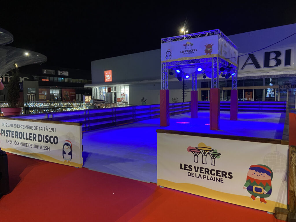 Piste roller disco en extérieur lors d'un événement municipal de nuit