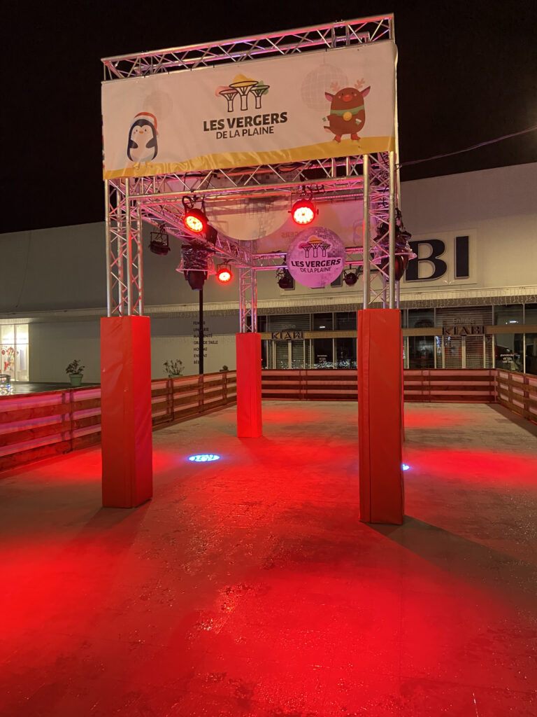 Portique lumineux d'une piste roller disco en soirée