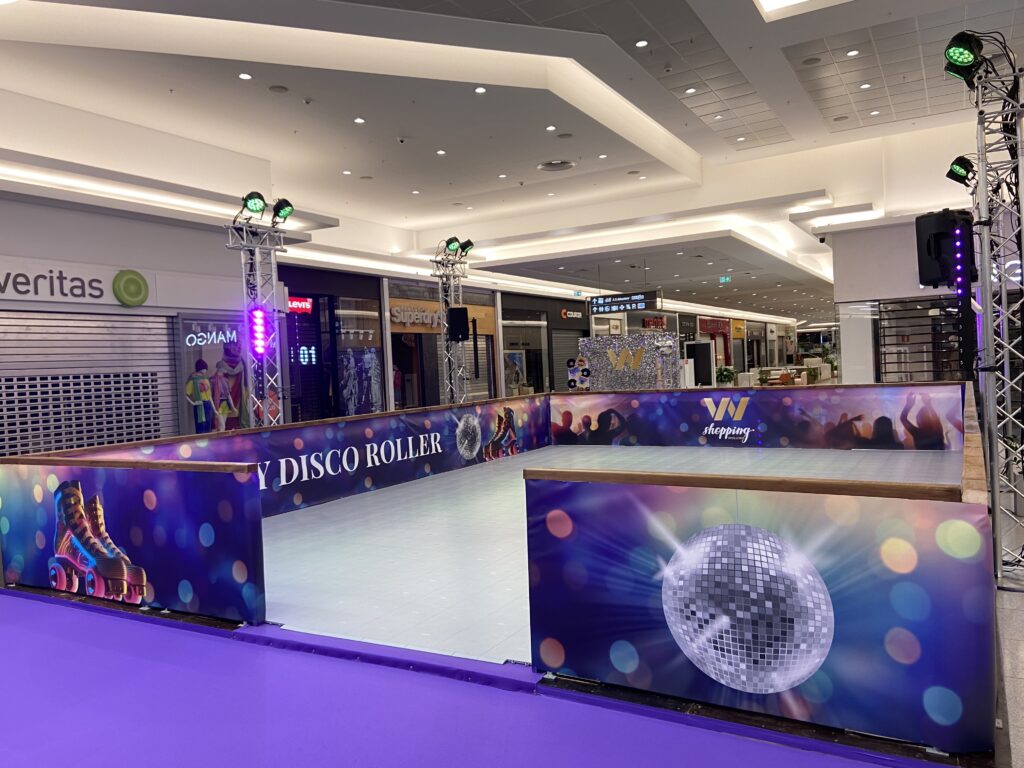 Barrières de piste roller disco habillées de visuels disco