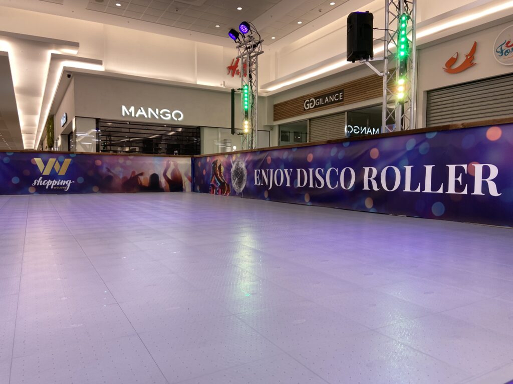 Piste roller disco au cœur d'une galerie marchande