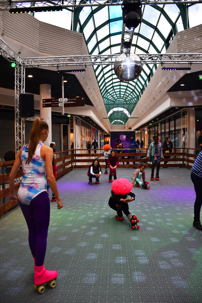 Piste roller disco avec boule à facettes dans un centre commercial